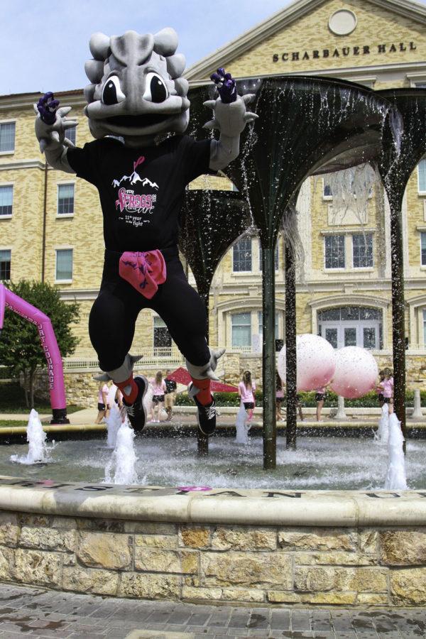 SuperFrog making an appearance during Frogs for the Cure, Sunday, Aug. 30. (Alexandra Plancarte/TCU360) 
