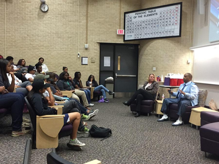 TCU+Police+Sgt.+Cathy+Moody+and+Officer+Mitch+Felder+talked+with+students+interacting+with+police.
