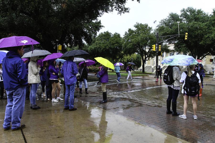 Rain or shine university tours were still given. (Alexandra Plancarte/TCU360)