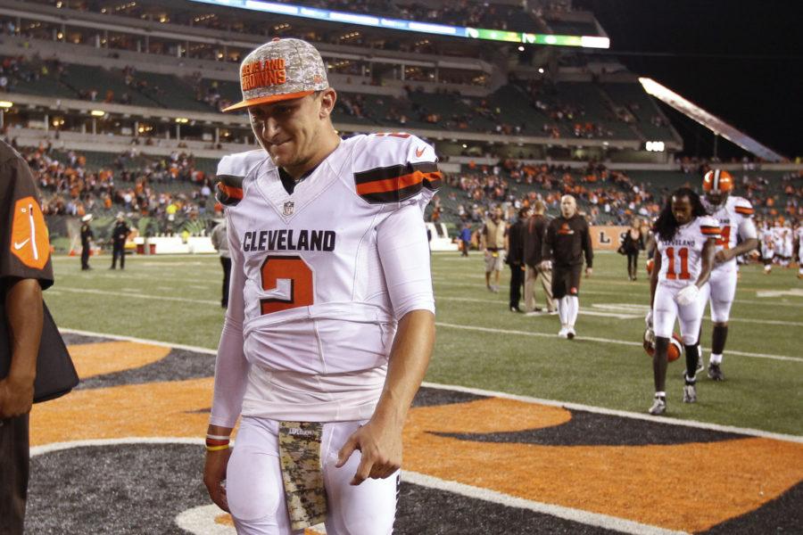 Cleveland+Browns+quarterback+Johnny+Manziel+walks+off+the+field+after+the+Browns+lost+31-10+to+the+Cincinnati+Bengals+on+Nov.+5.+
