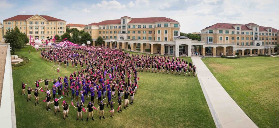 2015+Frogs+for+the+Cure+music+video+volunteers+form+a+giant+breast+cancer+awareness+ribbon+in+the+Campus+Commons.+