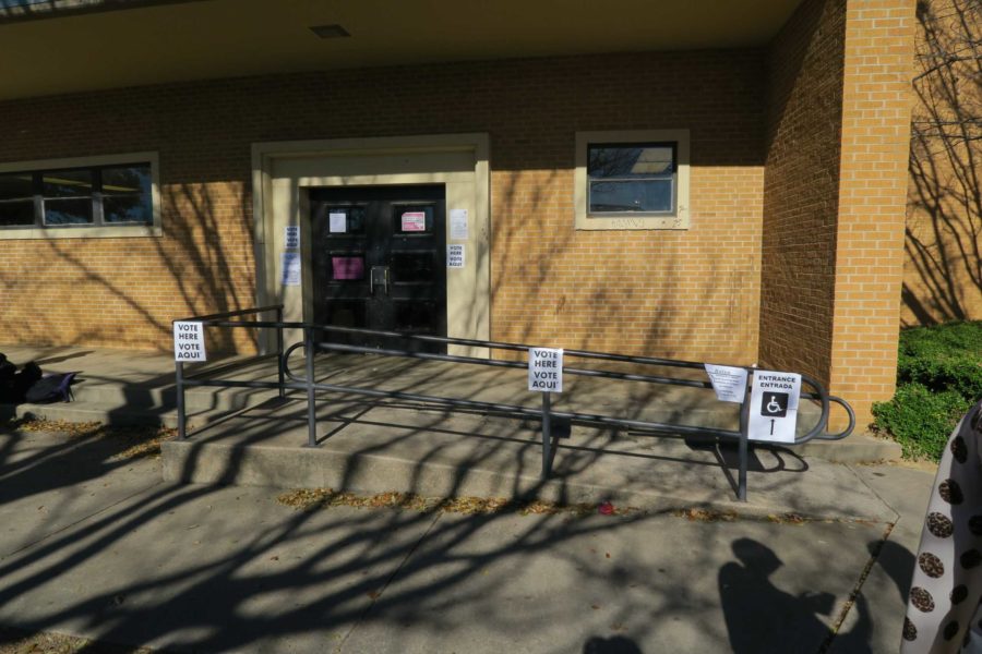 The entrance to the voting had no line at 3:30 pm  