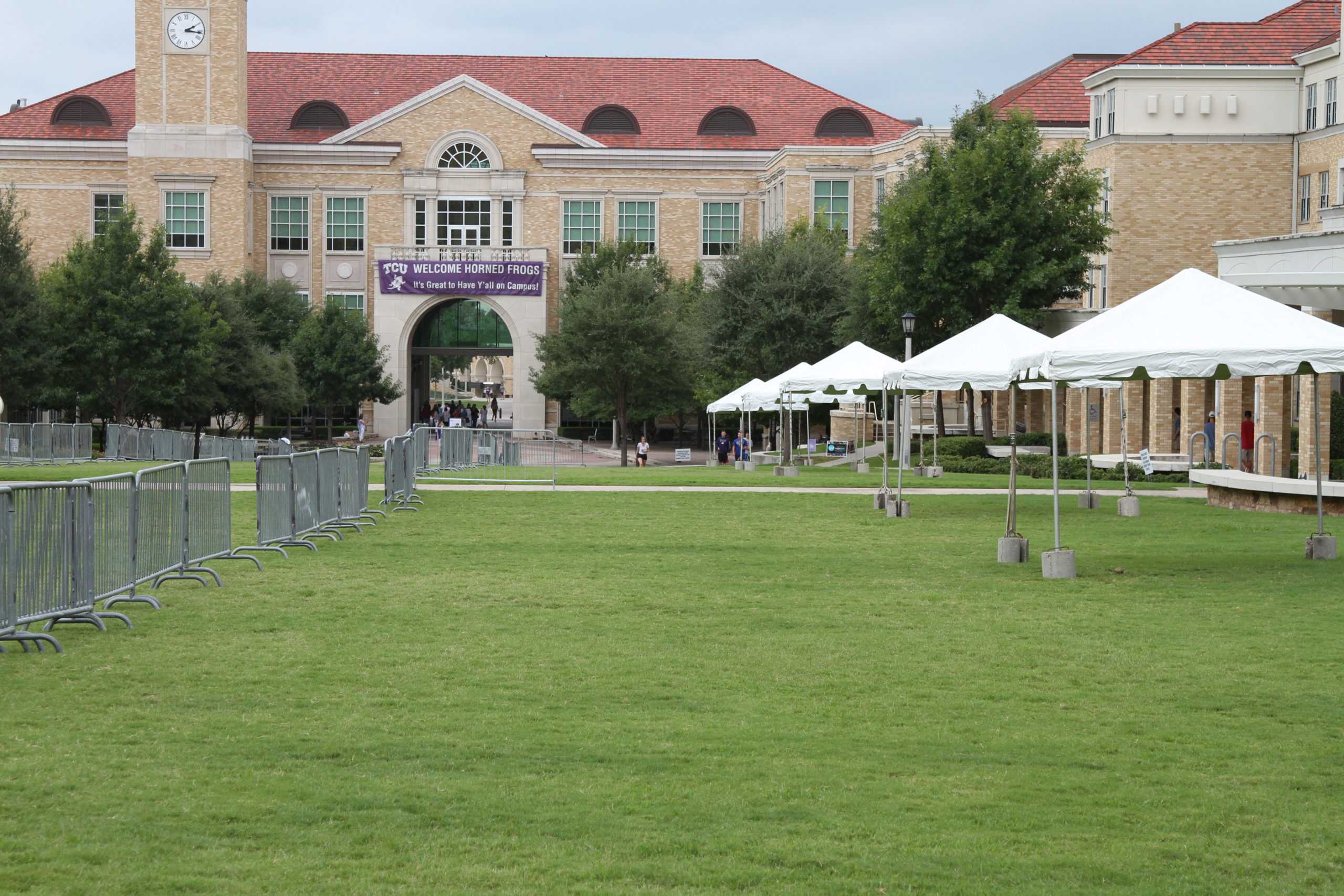 TCU+changed+the+way+new+sorority+women+celebrated+their+bids+after+the+commons+were+closed+for+the+rainy+weather.