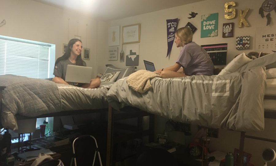 First-year+student+Megan+Peirona+spends+time+with+her+roommate+to+avoid+feeling+homesick+%28Colleen+Mortell%2FTCU360%29.