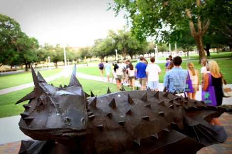 Incoming students walking through campus on a tour. (Photo courtesy of TCU Student Development Services)