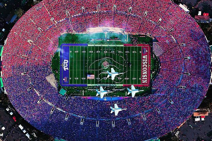 Aerial view of the 2011 Rose Bowl (http://es.discoverlosangeles.com/blog/rose-bowl-stadium-story-la-icon)