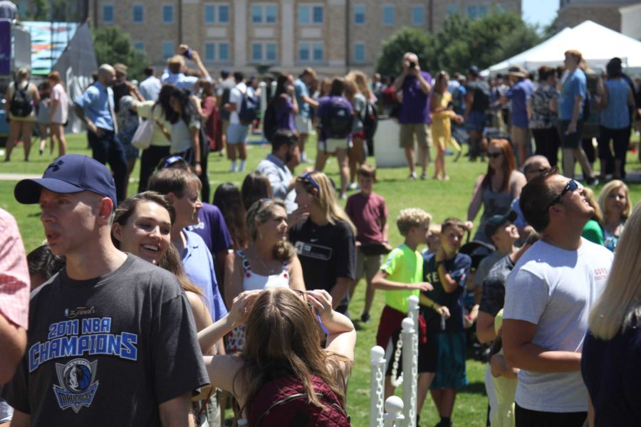 TCU+had+a+viewing+party+for+the+eclipse+in+the+campus+commons.