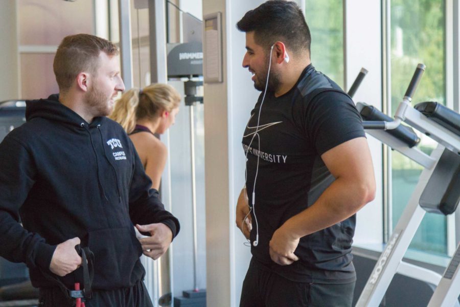 TCU Recreation Center personal trainer, Colton Purscell, explains the purpose behind an exercise. Photo by Carolina Olivares.