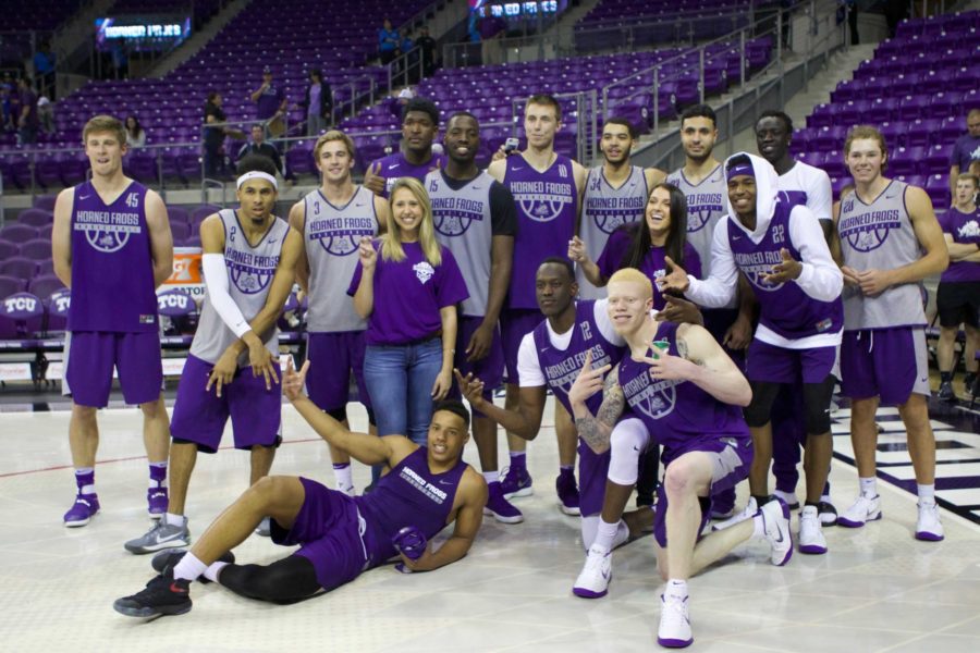 The+TCU+basketball+team+takes+pictures+with+fans+after+its+scrimmage.+Photo+by+Carolina+Olivares
