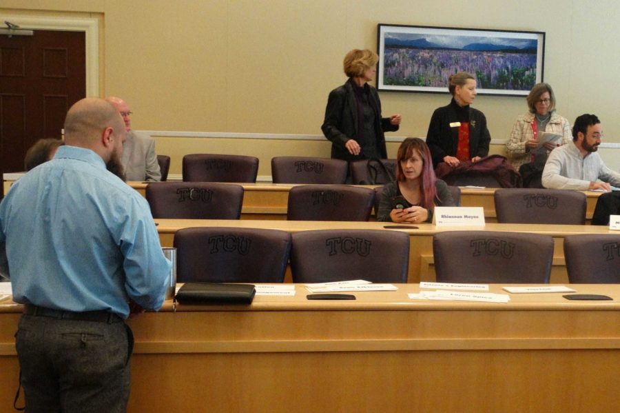 The+Faculty+Senate+discussed+adjunct+status+at+its+March+meeting.