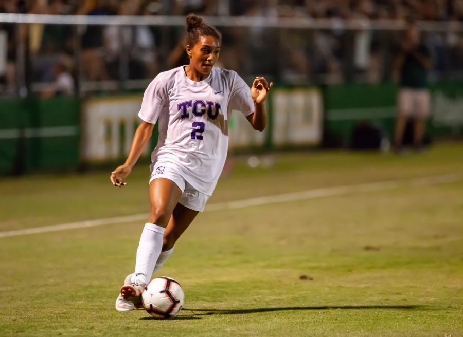 Yazmeen Ryan dribbles ahead against Baylor on September 28, 2018. Photo by Cristian ArguetaSoto.