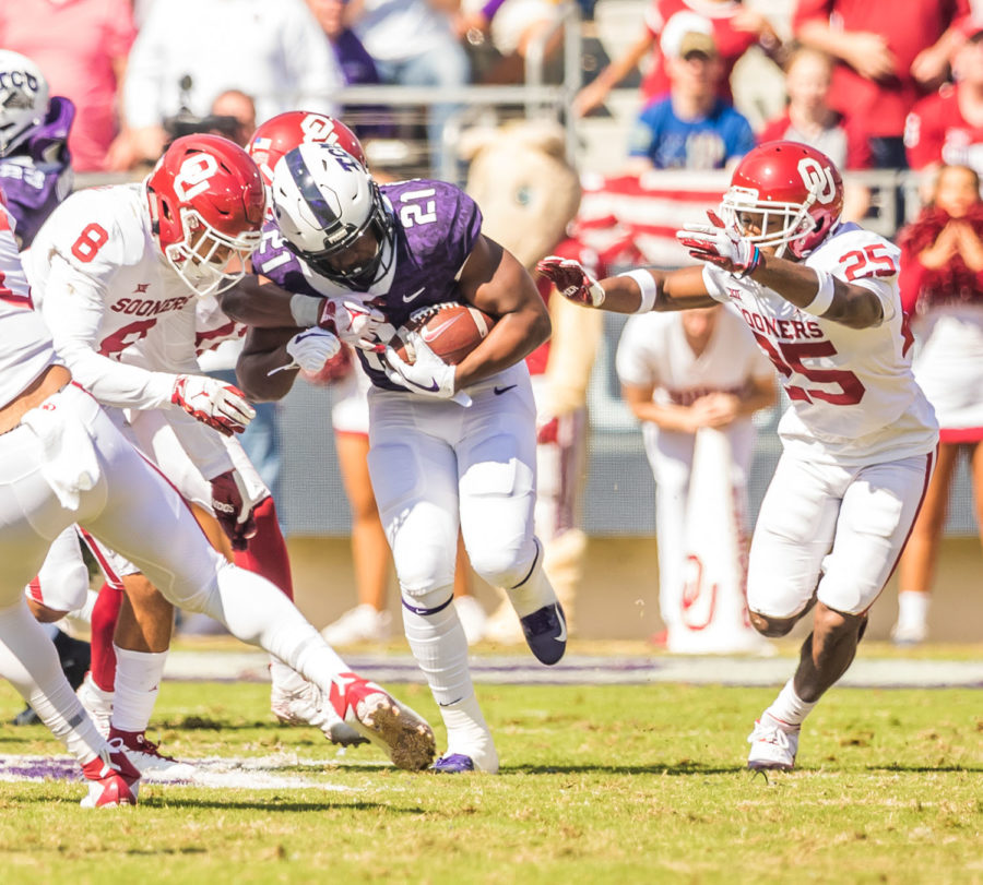 Davis tries to keep OU defenders off of him. Photo by Cristian ArguetaSoto.