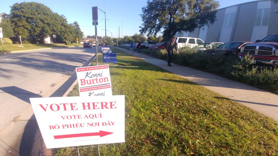 The sign of indicating the direction to the entrance to the polling station at R.L. Pascal High School in Fort Worth. Photo by Richard Edgemon.