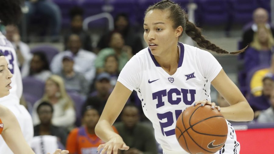 Kianna+Ray+scored+more+than+20+points+for+the+third+time+in+her+career.+Photo+courtesy+of+GoFrogs.com