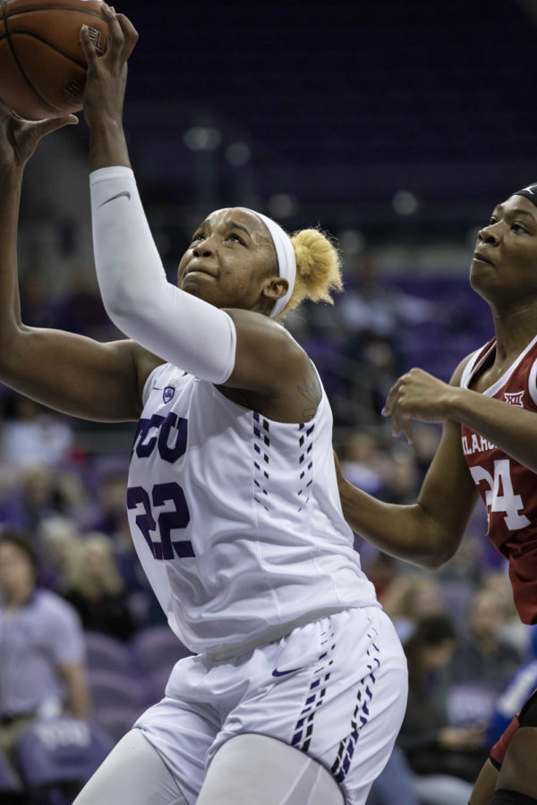 Moore+leads+Womens+Basketball+to+fourth-straight+victory