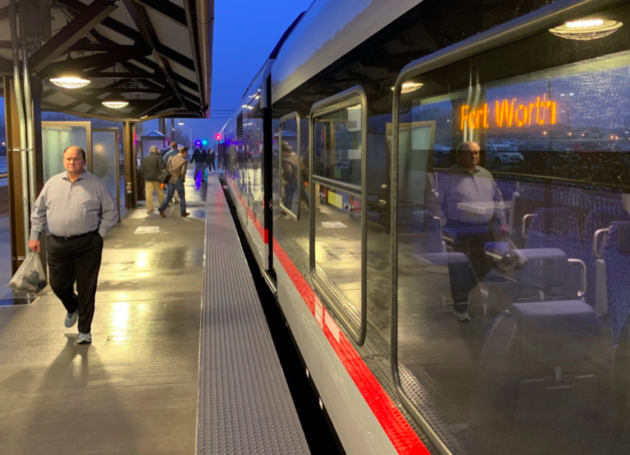 Passengers+board+TEXRail+on+its+first+day+of+service.+Image+courtesy+of+Gordon+Dickinson+%28%40gdickson%29.