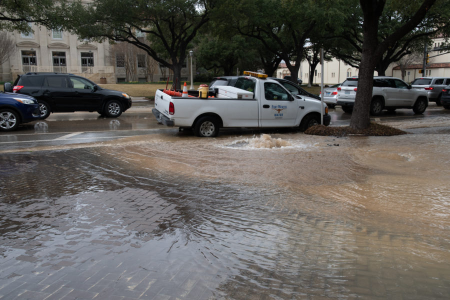 Fort Worth water arriving to the scene of a water main break outside of the Moudy buildings (photo by Richard Edgemon).