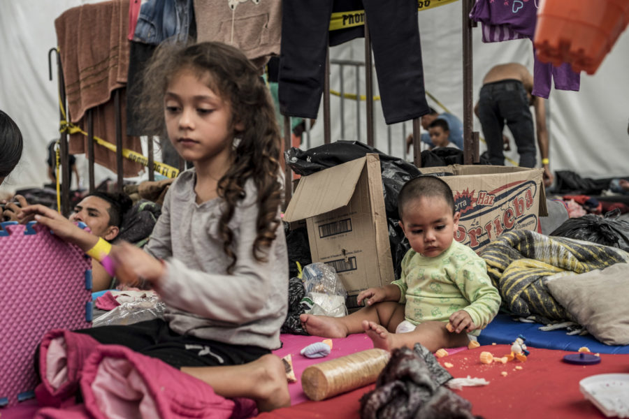 dpatop - 06 November 2018, Mexico, Mexiko-Stadt: Migrant children spend the day in a stadium that has been opened as an emergency shelter in the Mexican capital. Many people from Guatemala, Honduras and El Salvador have fled poverty and violence in their homelands and made their way to the United States. Thousands of them have requested asylum in Mexico. Photo by: Antonio Rodriguez/picture-alliance/dpa/AP Images