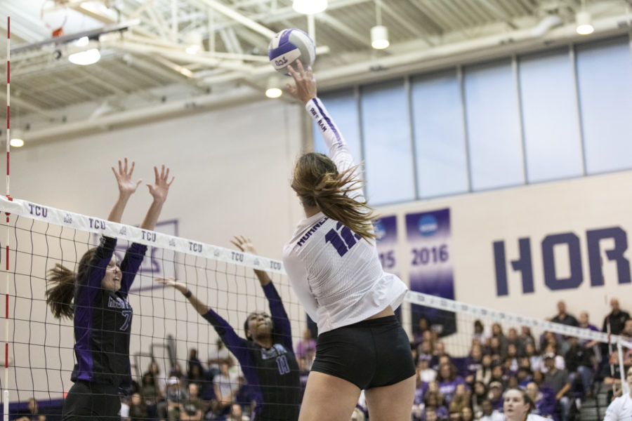 First-year Adams leads volleyball to sweep of Lipscomb