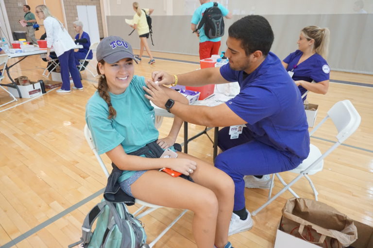 A+nursing+student+administers+a+flu+shot+at+the+2017+clinic.+%28Photo+by+Lauren+Crawford%29
