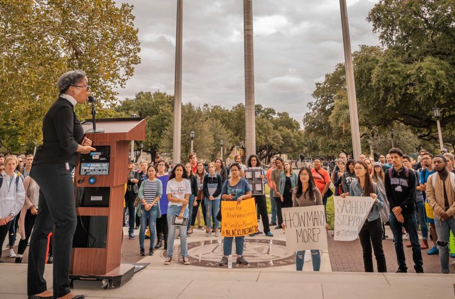 Students, faculty and staff gather outside of Sadler Hall to protest police brutality. The rally happened Thursday at 12 p.m. Photo by Cristian ArguetaSoto. 