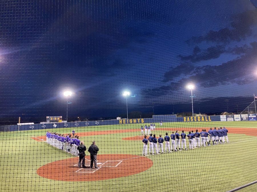 The teams gather on the field before the game (Lucy Puente/TCU360)