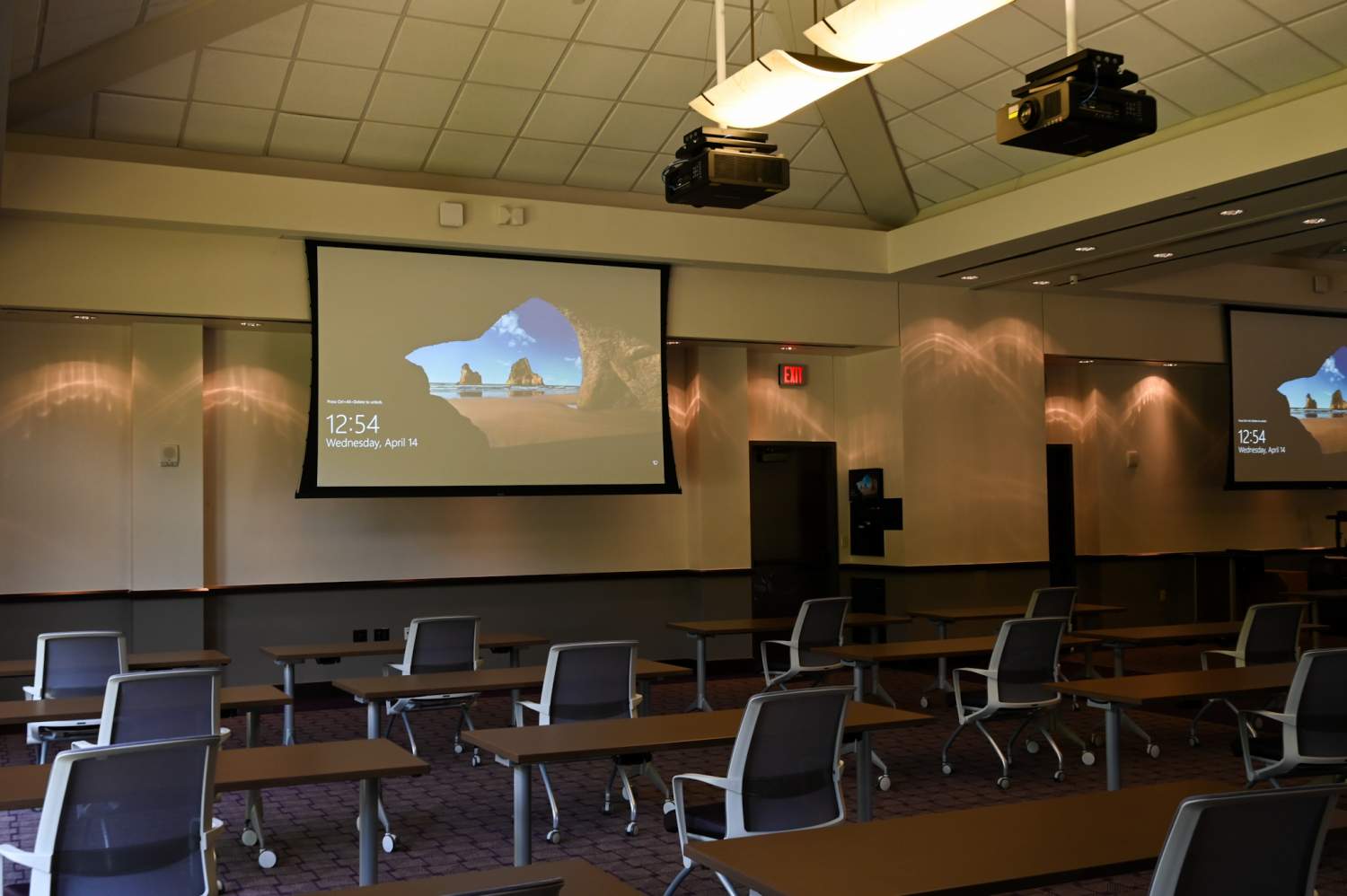 Non-traditional classroom set up in the Dee J. Kelly Alumni & Visitors Center
