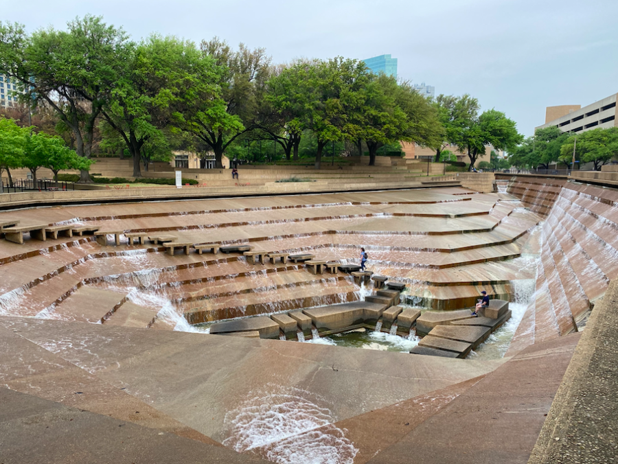 An interactive fountain at the Fort Worth water gardens with patrons enjoying the art. Photo by Lucy Puente