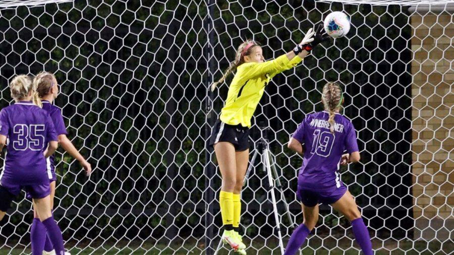 TCU goalkeeper Lauren Kellett stretches to make a save and keep the shutout for the Horned Frogs on Sept. 2, 2021. (Photo courtesy of gofrogs.com)