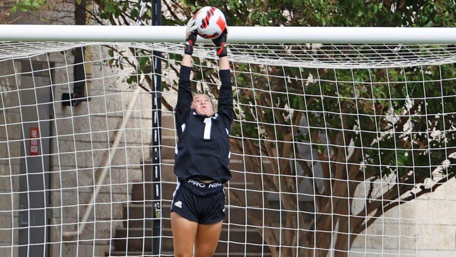 Sophomore goalkeeper Lauren Kellett secured her 2nd straight shutout in a 3-0 win against Oklahoma State at Garvey-Rosenthal Stadium on Oct. 10, 2021. (Photo courtesy of: goFrogs.com)