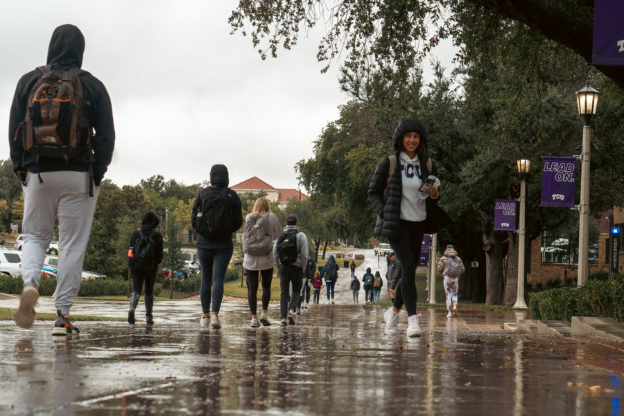 A rainy day on TCUs campus, students walking near the Harrison building on November 3, 2021.
(Esau Rodriguez Olvera / Staff Photographer)