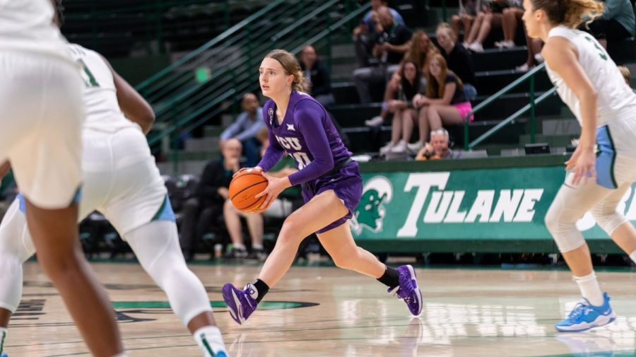 First-year+Paige+Bradley+%2810%29+runs+the+point+in+her+college+basketball+debut+against+Tulane+on+Nov.+17%2C+2021.+%28Courtesy+of+gofrogs.com%29