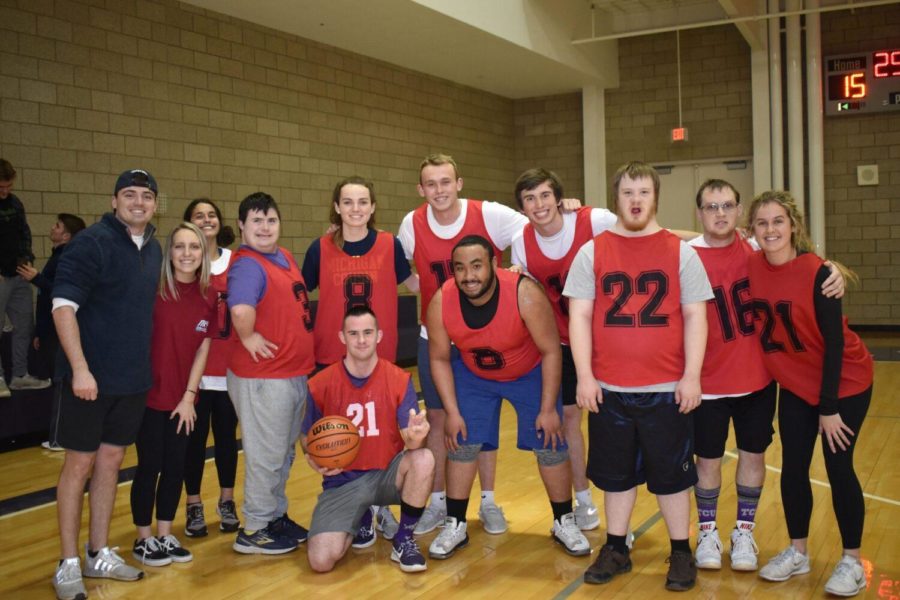 Special Olympics TCU poses for a group photo at a team basketball practice. (Collin Pittmann/TCU360)