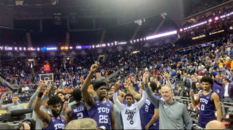 The TCU mens basketball team celebrates and sing the alma mater after defeating Texas 65-60, March 1, 2022 (Tristen Smith / TCU 360)