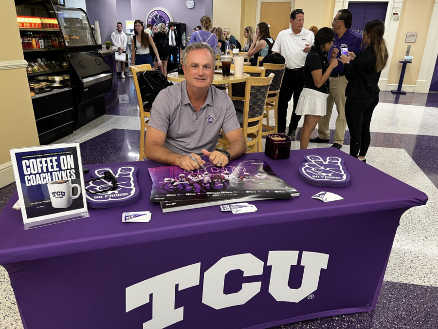 TCU+head+coach+Sonny+Dykes+signs+autographs+for+fans+enjoying+free+coffee+at+Union+Grounds+on+Sept.+26%2C+2000.+%28Photo%3A+Charles+Baggarly%29