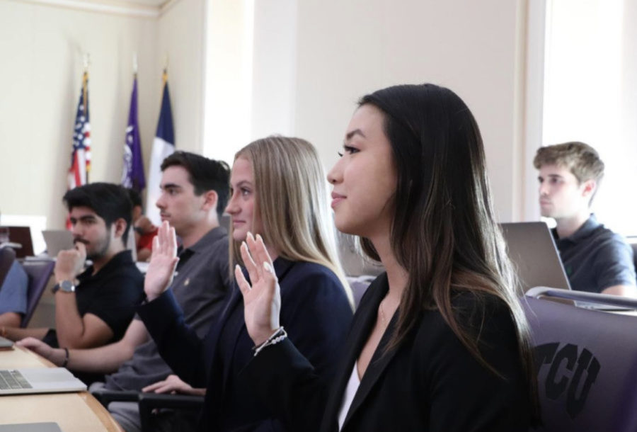 First-year representatives Katie Hoang and Reagan Stephens swearing in at the SGA meeting on Tuesday. (Emily Nunez/Marketing and Communications SGA)