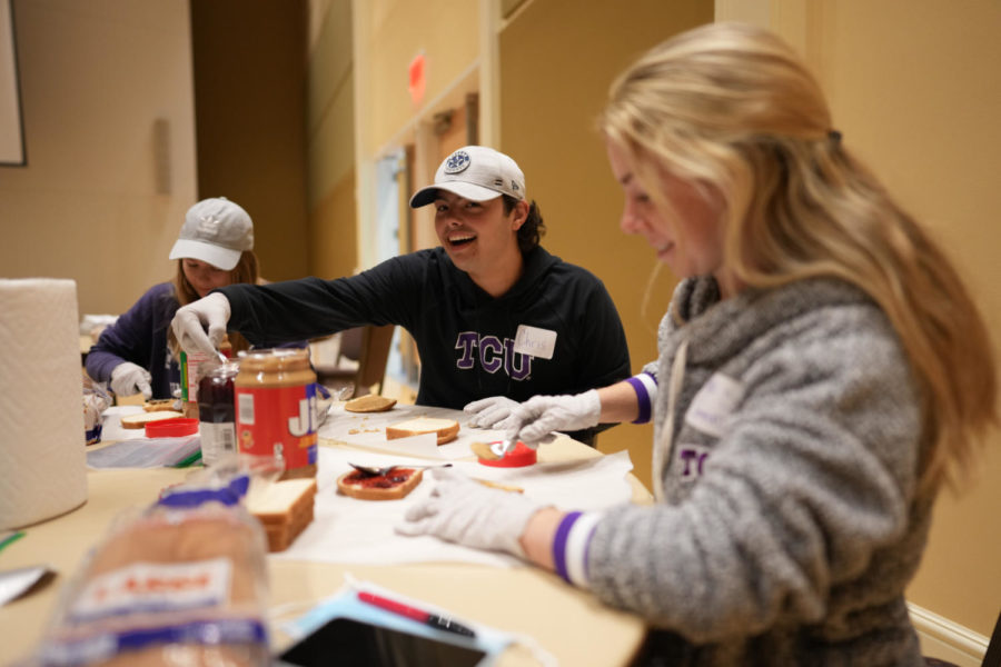 Student volunteers make sandwiches for a local homeless shelter as part of TCU Day of Service 2021. (Courtesy of Cata Arias)