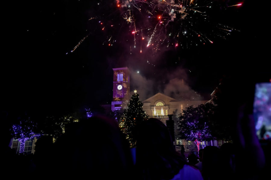 The+final+firework+of+the+2022+Christmas+Tree+Lighting+ceremony.+%28Sophia+Allen%2FStaff+Photographer%29