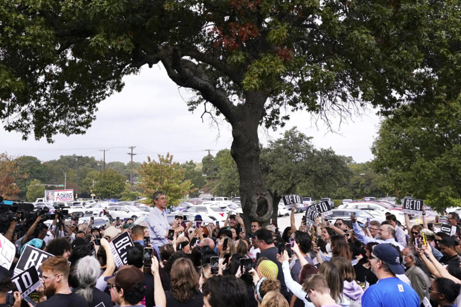 Beto ORourke, center left, Texas Democratic gubernatorial candidate, addresses supporters at a campaign stop in Dallas, Tuesday, Nov. 8, 2022. (AP Photo/Tony Gutierrez)