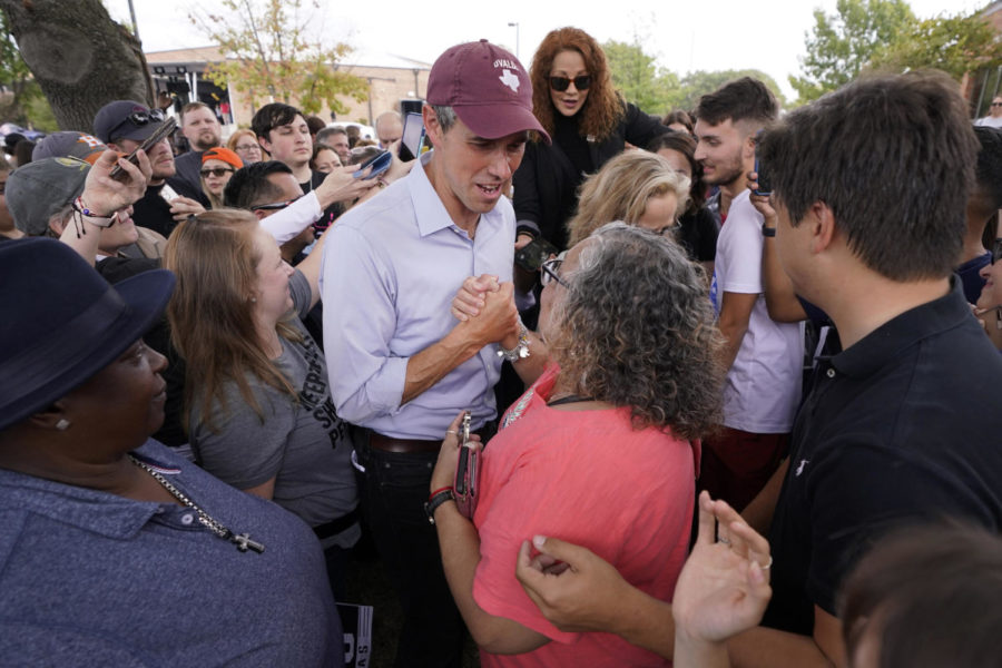 Beto ORourke, center left, Texas Democratic gubernatorial candidate, talks with supporters during a campaign stop in Dallas, Tuesday, Nov. 8, 2022. (AP Photo/Tony Gutierrez)