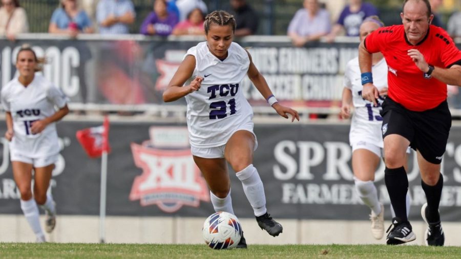 Camryn Lancaster rushes the ball downfield on Nov. 6, 2022. (Photo courtesy of gofrogs.com)
