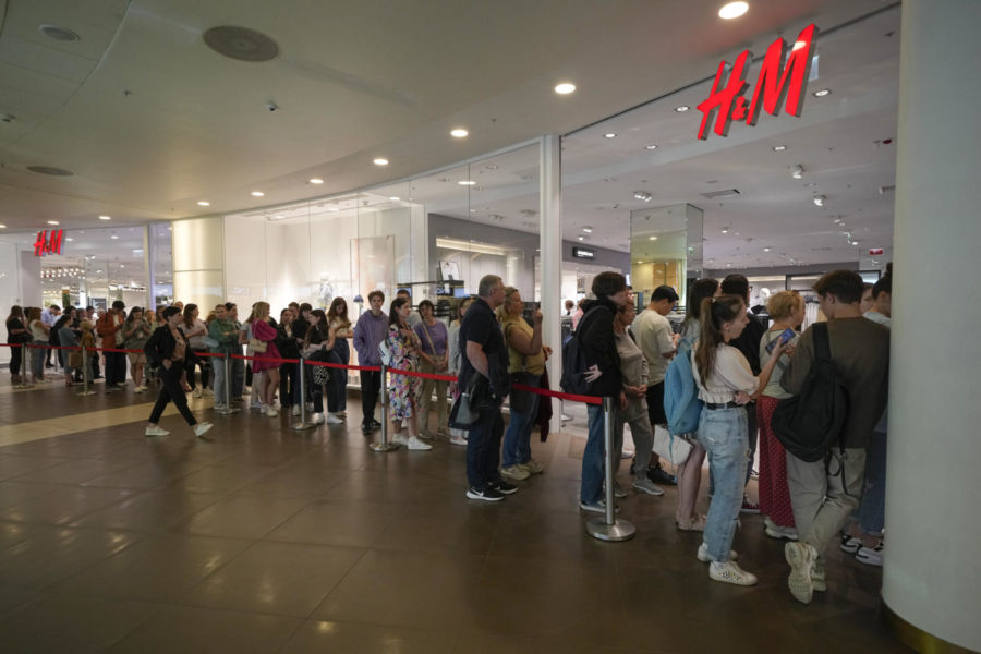 People line up to enter an H&M shop in a mall in St. Petersburg, Russia, Wednesday, Aug. 3, 2022. Swedish company H&M announced the sale of the remnants of the goods before the final closure in Russia. (AP Photo/Dmitri Lovetsky)