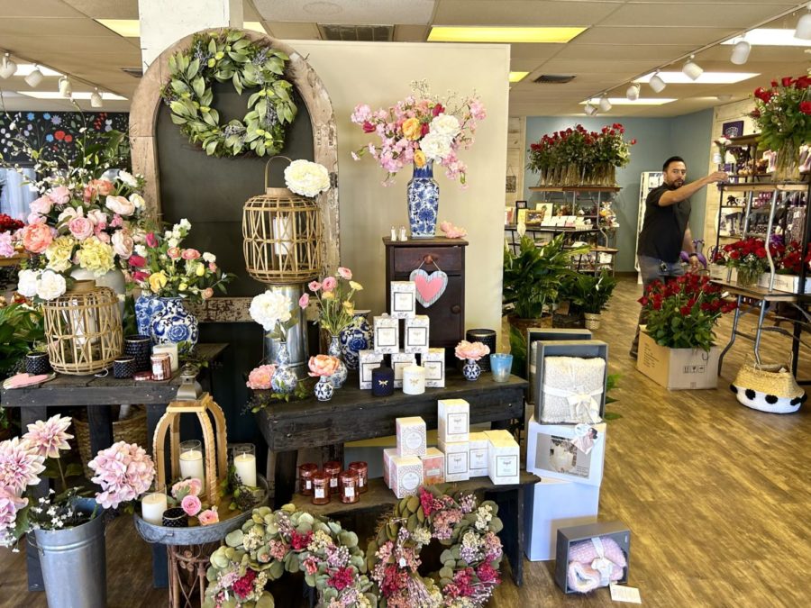 The+entry+display+at+TCU+Florist+shows+Valentine%E2%80%99s+Day+items+and+gifts.+%28Delaney+Vega%2F+Staff+Writer%29