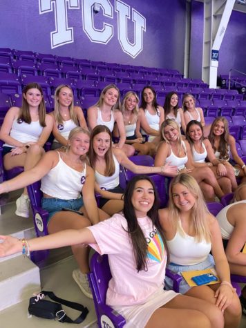 Rho Gamma Lia Perez smiling with her group of potential new members in the Schollmaier Arena during the formal recruitment period in August of 2022. Perez individually oversees this group throughout the process, as each Rho Gamma has their own group. (Ryan Thorpe/TCU360)