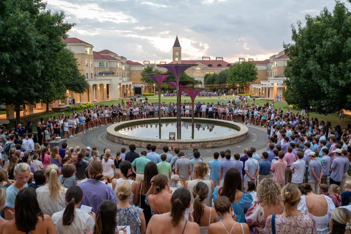 Students+hold+a+moment+of+silence+for+Wes+Smith+during+the+candlelight+vigil+at+frog+fountain.+%28Lance+Sanders%2FTCU+360%29