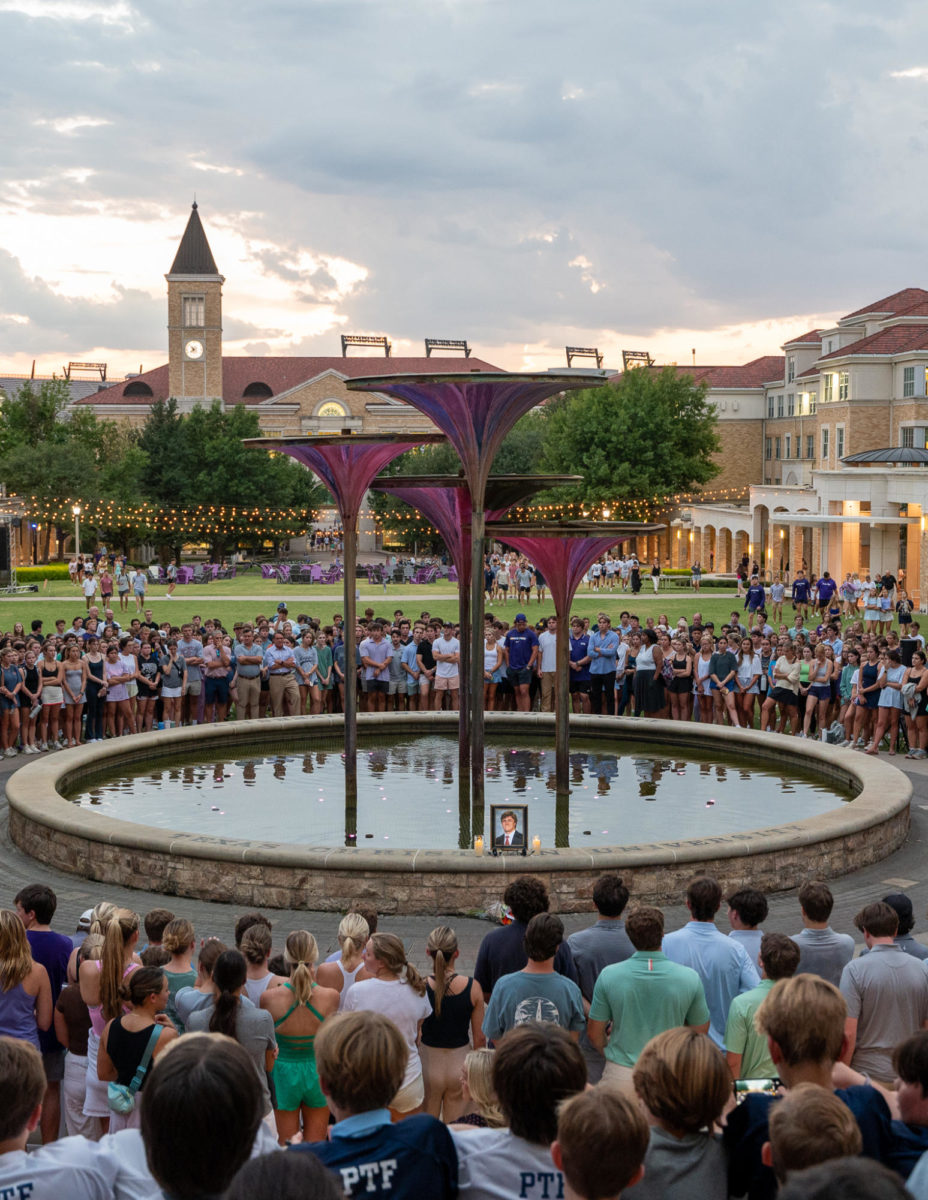 TCU students gather around Frog Fountain Wednesday for a candlelight vigil to remember fellow student Wes Smith. (Lance Sanders/TCU 360)