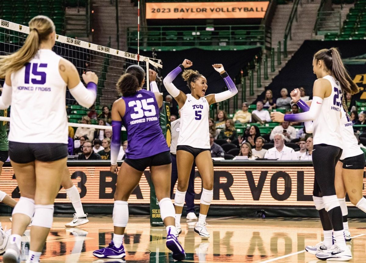Outside Hitters Audrey Nalls, Jalyn Gibson, Melanie Parra, and Libero Cecily Bramschreiber celebrating after getting a point. (Photo courtesy of: gofrogs.com)
