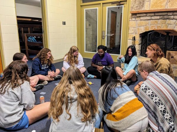Students discuss religious topics in a small group. (Photo courtesy of tcuwesley.org)