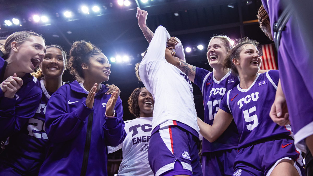 TCU+womens+basketball+gathers+in+a+huddle+at+the+Big+12+Tournament.+%28Photo+courtesy+of+gofrogs.com%29