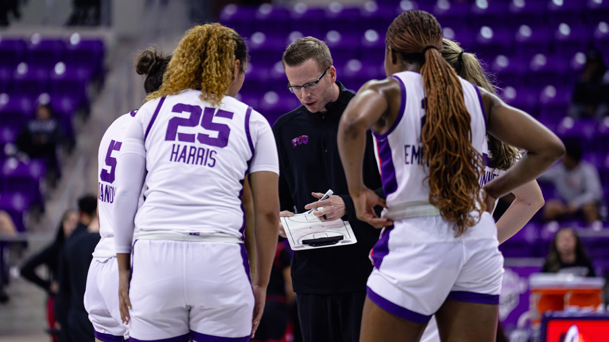 TCU+womens+basketball+head+coach+Mark+Campbell+instructs+players+in+a+huddle.+%28Courtesy+of+gofrogs.com%29